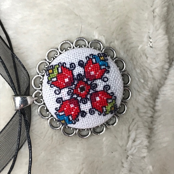 Embroidered pendant - Picture 2 of 2
